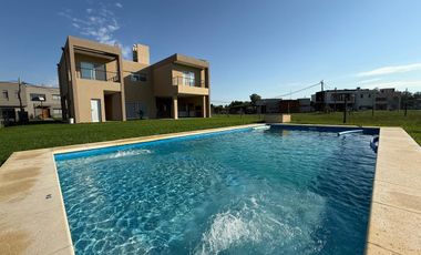 Casa en alquiler a estrenar de 4 dormitorios con pileta
