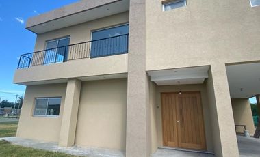 Casa en alquiler a estrenar de 4 dormitorios con pileta