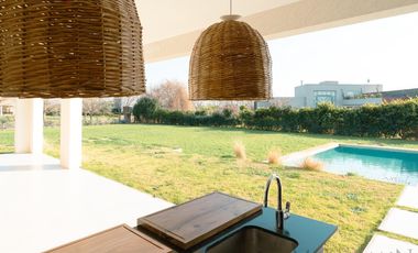 Alquiler Anual Casa 4 Dorm con Pileta sin Muebles