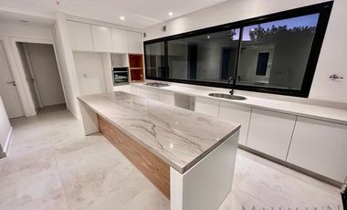 Alquiler Anual Casa 4 Dorm con Pileta sin Muebles
