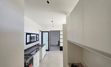 Casa en  alquiler barrio  rincon del rio calle Marruecos, entre francia y Oceano Indico