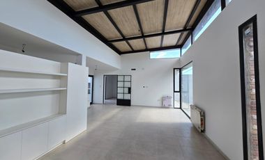 Casa en  alquiler barrio  rincon del rio calle Marruecos, entre francia y Oceano Indico