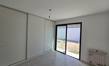Casa en  alquiler barrio  rincon del rio calle Marruecos, entre francia y Oceano Indico