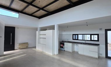 Casa en  alquiler barrio  rincon del rio calle Marruecos, entre francia y Oceano Indico