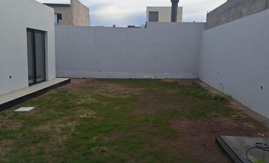 Casa en  alquiler barrio  rincon del rio calle Marruecos, entre francia y Oceano Indico