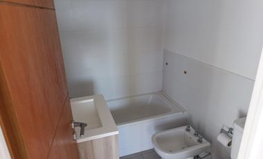 Departamento de dos ambientes con cochera cubierta-Ituzaingo Norte
