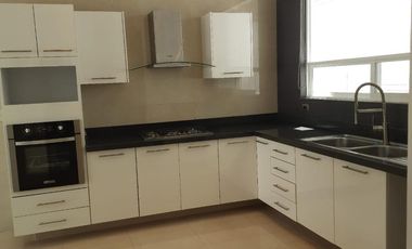 Casa en Venta, Tecamachalco en Conjunto, Amplia e Iluminada con Terraza Privada