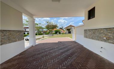 VENTA DE CASA EN CLAYTON - PH LOS SENDEROS CON DOBLE LOTE