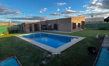 CASA 2 DORMITORIOS, QUINCHO, PILETA - ALVEAR