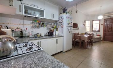 CASA 3 AMBIENTES + ESCRITORIO, PATIO Y COCHERA