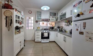 CASA 3 AMBIENTES + ESCRITORIO, PATIO Y COCHERA