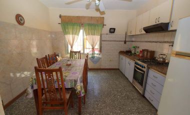 CASA EN  VENTA FLORENCIO VARELA 4 ambientes