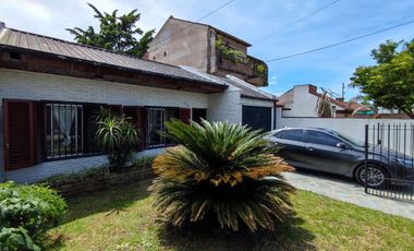 Casa VENTA Romero 2 dormitorios, parque-APTO BANCO