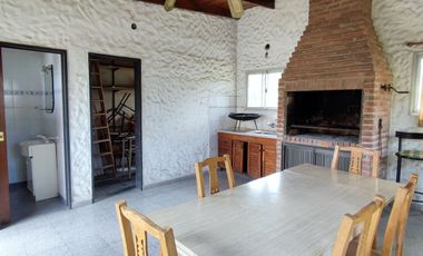 Casa VENTA Romero 2 dormitorios, parque-APTO BANCO