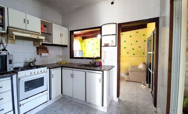 Casa VENTA Romero 2 dormitorios, parque-APTO BANCO
