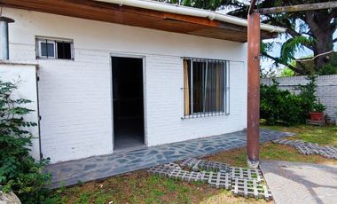 Casa VENTA Romero 2 dormitorios, parque-APTO BANCO