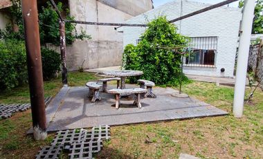 Casa VENTA Romero 2 dormitorios, parque-APTO BANCO