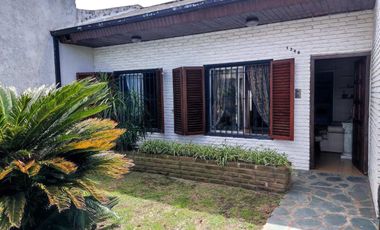 Casa VENTA Romero 2 dormitorios, parque-APTO BANCO