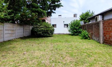 Casa VENTA Romero 2 dormitorios, parque-APTO BANCO