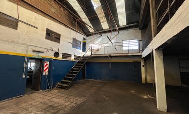 EN VENTA GALPON CON LOCAL COMERCIAL. URQUIZA 3500