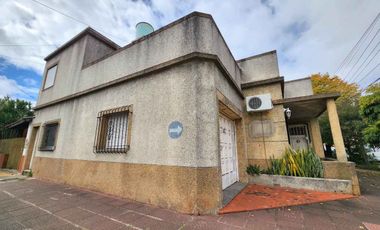 VENTA CASA 4 AMB. TERRAZA CON QUINCHO VILLA BOSCH