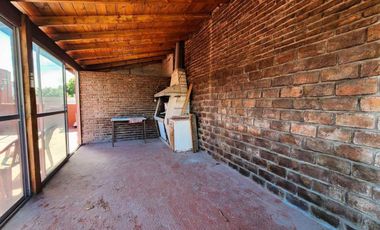 VENTA CASA 4 AMB. TERRAZA CON QUINCHO VILLA BOSCH