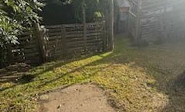 Casa con gran terreno en Villa Adela, con dos habitaciones, baño, cocina comedor.-