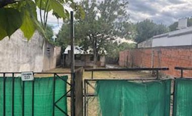 Casa con gran terreno en Villa Adela, con dos habitaciones, baño, cocina comedor.-