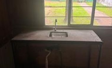 Casa con gran terreno en Villa Adela, con dos habitaciones, baño, cocina comedor.-