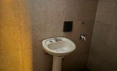 Casa con gran terreno en Villa Adela, con dos habitaciones, baño, cocina comedor.-