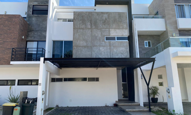 Casa Amueblada en Renta Arbolada de Grupo Cumbres Tres Niveles 3 recs