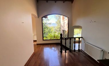 Encantadora Casa Estilo Provenzal en Los Trapenses Condominio Privado | Vista Cordillera