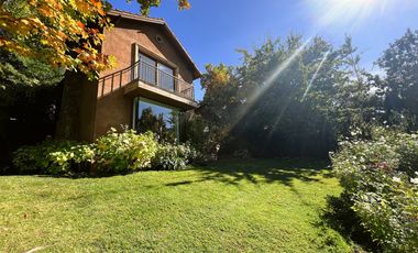Encantadora Casa Estilo Provenzal en Los Trapenses Condominio Privado | Vista Cordillera