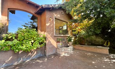 Encantadora Casa Estilo Provenzal en Los Trapenses Condominio Privado | Vista Cordillera