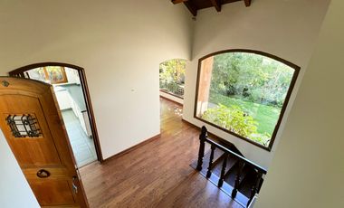 Encantadora Casa Estilo Provenzal en Los Trapenses Condominio Privado | Vista Cordillera