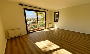 Encantadora Casa Estilo Provenzal en Los Trapenses Condominio Privado | Vista Cordillera