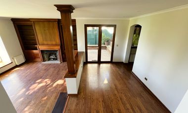Encantadora Casa Estilo Provenzal en Los Trapenses Condominio Privado | Vista Cordillera