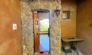 Encantadora Casa Estilo Provenzal en Los Trapenses Condominio Privado | Vista Cordillera