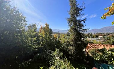 Encantadora Casa Estilo Provenzal en Los Trapenses Condominio Privado | Vista Cordillera