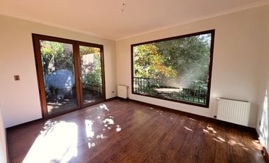 Encantadora Casa Estilo Provenzal en Los Trapenses Condominio Privado | Vista Cordillera