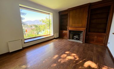 Encantadora Casa Estilo Provenzal en Los Trapenses Condominio Privado | Vista Cordillera