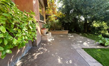 Encantadora Casa Estilo Provenzal en Los Trapenses Condominio Privado | Vista Cordillera