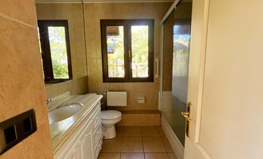 Encantadora Casa Estilo Provenzal en Los Trapenses Condominio Privado | Vista Cordillera