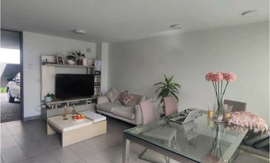 SE VENDE CASA, COMO NUEVA, SECTOR PALENA LA FLORIDA