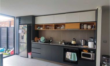 SE VENDE CASA, COMO NUEVA, SECTOR PALENA LA FLORIDA