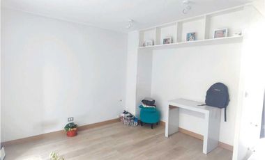 SE VENDE CASA, COMO NUEVA, SECTOR PALENA LA FLORIDA