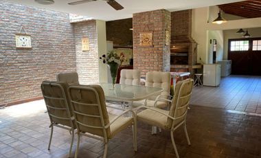 Venta Casa 5 ambientes en Bernal Centro
