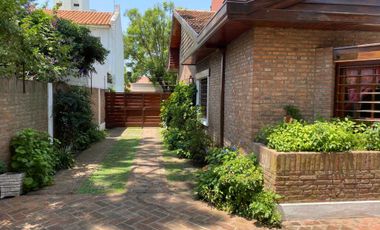 Venta Casa 5 ambientes en Bernal Centro