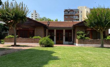 Venta Casa 5 ambientes en Bernal Centro