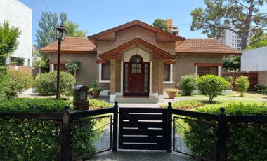 Venta Casa 5 ambientes en Bernal Centro